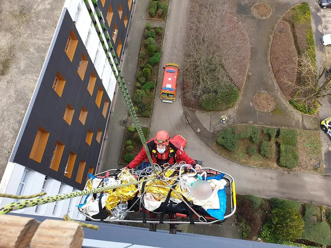 Une évacuation a été réalisée mardi en rappel sur la façade d’un immeuble de la Fontaine d’Ouche